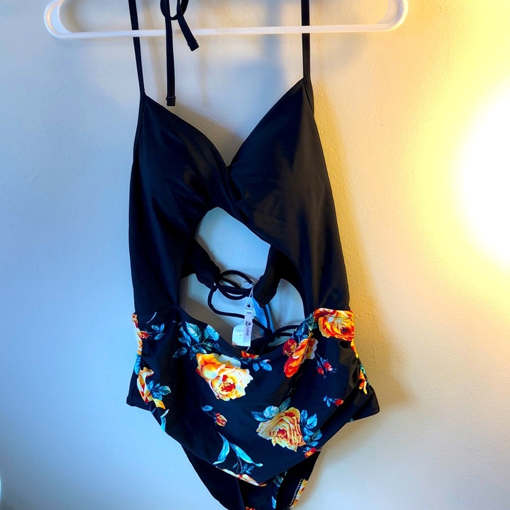 NWT XXL Cupshe cutout one piece black and floral bathing suit